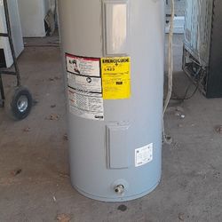 40 Gallon Hotwater Tank  Electric  Like New 