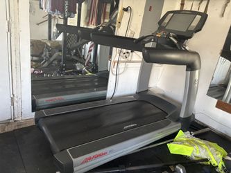 Life Fitness 95T Treadmill