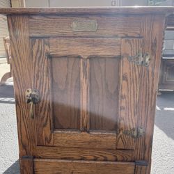 White Clad Simmons Hardware Company Made To Look Like An Icebox