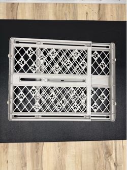 Portable Pet Gate: 26-40" Wide