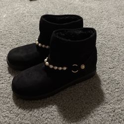Black Boots With Pearls 