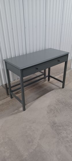 CLASSY DESK  good condition  $40.