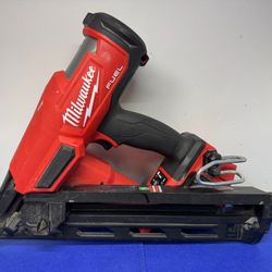 Milwaukee 2839-20 M18 FUEL 18-Volt Brushless Cordless Gen II 15-Gauge Angled Finish Nailer