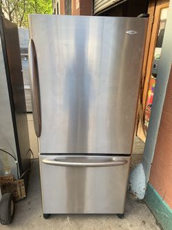 Nevera maytag de 30” freezer abajo