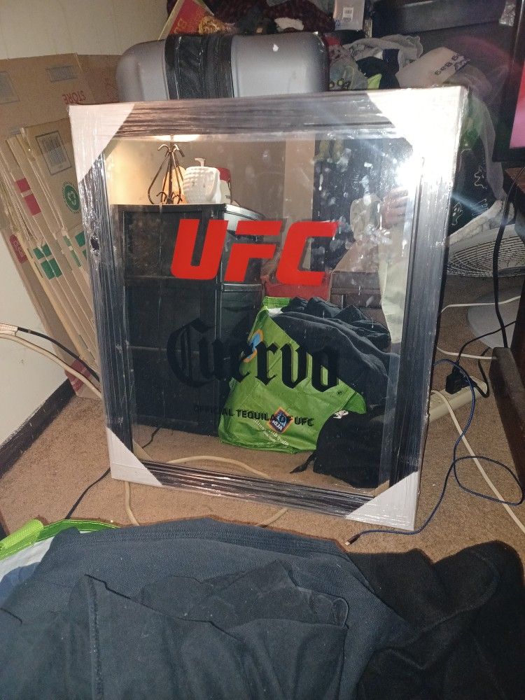 GLASS UFC MIRROR PICTURE