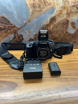 Canon EOS 80D 24.2MP DSLR Body Only Black w/ Charger, includes battery and strap,canon,canon  80D,canon,canon digital camera