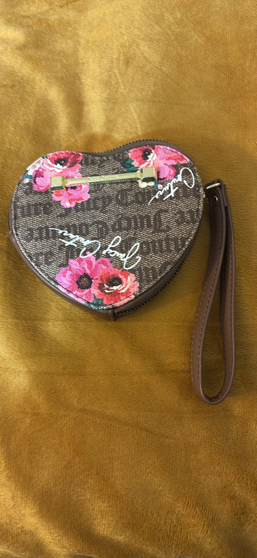 Juicy wristlet