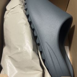 BRAND NEW ADIDAS YZY SLIDE