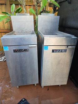 2 Vulcan Commercial Gas Deep Fryers – 35–40 lb – Restaurant Equipment