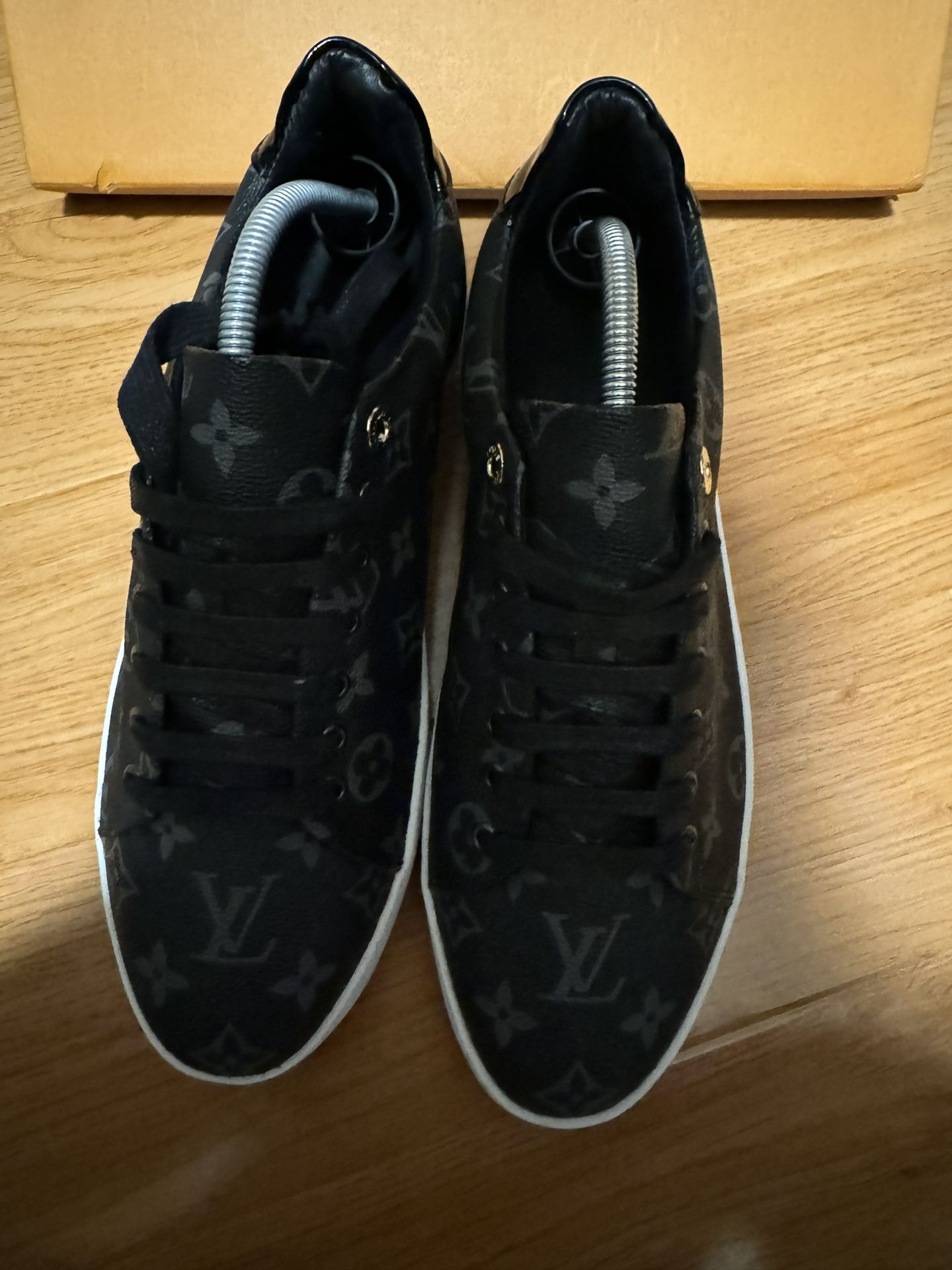 Louis Vuitton Shoes 9.5 Men’s Low Tops Monogram