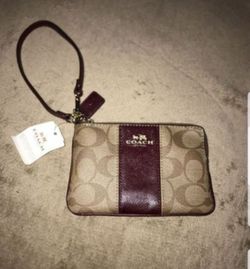 Coach small tan/burgundy wristletCoach small tan/burgundy wristlet