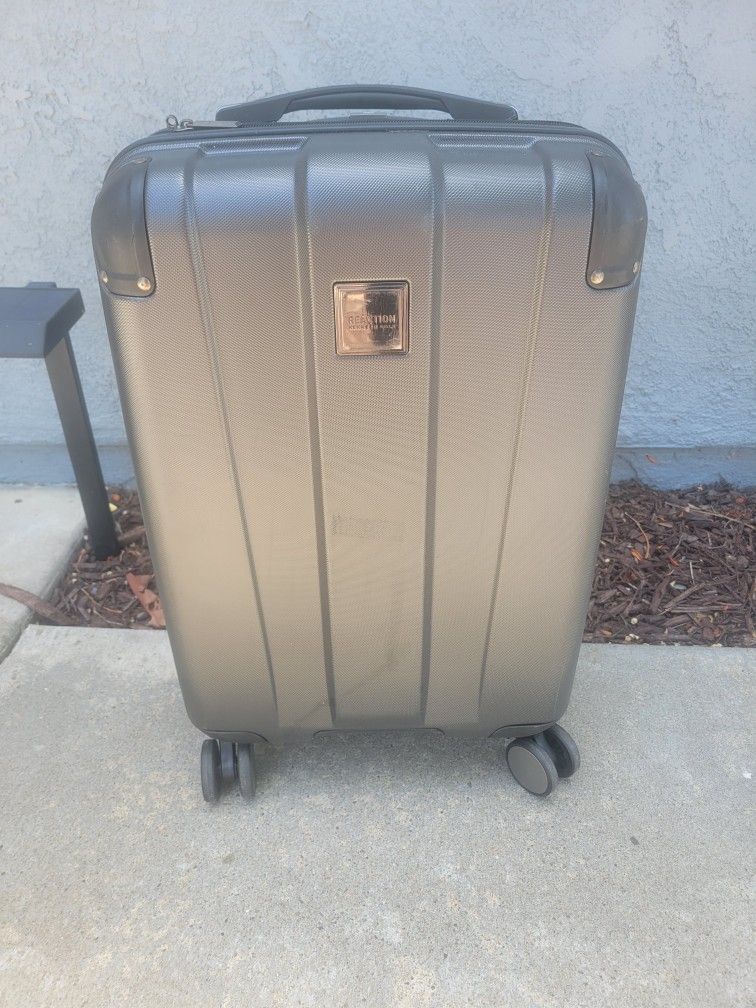 Kenneth Cole Carry On Luggage
