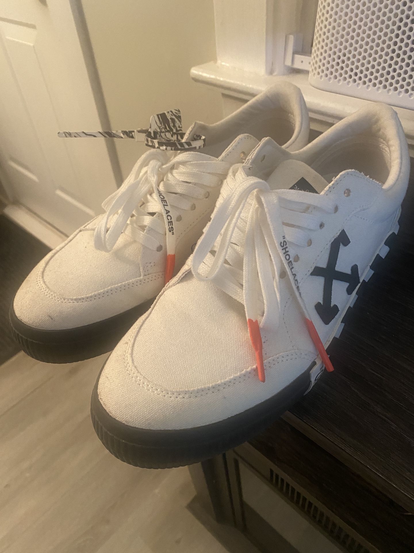 Mens Off-White Vulcanized Sneakers (EU44)
