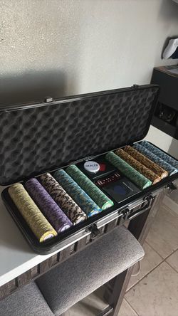 Poker chips set with carrying case