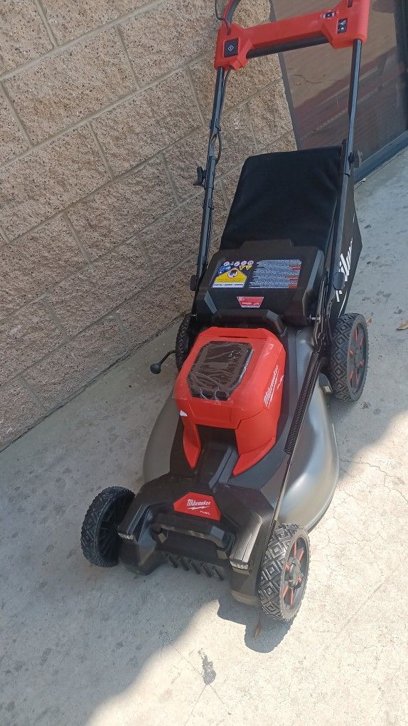Milwaukee
M18 FUEL Brushless Cordless 21 in. Walk Behind Dual Battery Self-Propelled Mower (Tool-Only