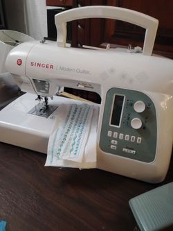 SINGER MODERN QUILTER Sewing Machine 8500Q perfect condition. All attachments & book