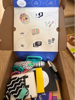 Lovevery the looker Playkit