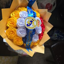 Hermoso Ramo De 20  Rosas Artificiales De El Real Madrid 