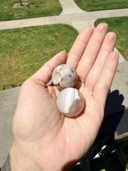Flower agate spheres