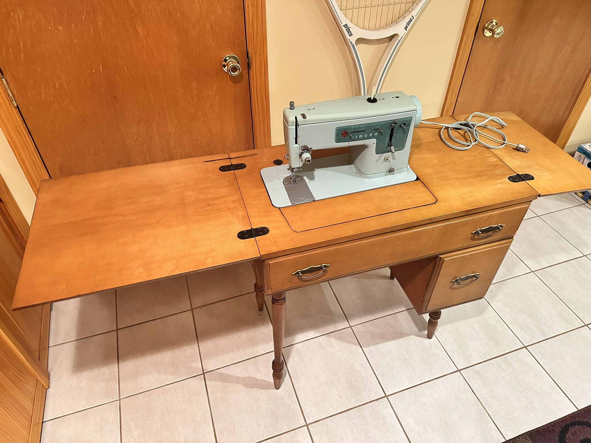 Vintage 1960's Singer Sewing Machine With Cabinet