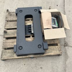 FOR SALE A FORKLIFT SCALE. IT IS IN GOOD WORKING CONDITION.