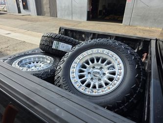 17" KMC w- 33" Kumho RT tires 17's 33"s