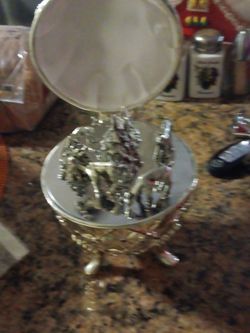 Silver egg- music box