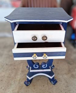 Vintage Karpen 2-Drawer Accent Table - As Is
Description:
Selling a vintage 2-drawer accent table made by S. Karpen & Bros. Furniture. It features a u