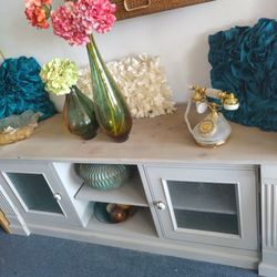 CUTE TV STAND AT PICKY PINCHERS 3643 5TH AVE N ST PETE OPEN WEDNESDAY THRU SUNDAY NOON TO 6 PM FREE DELIVERY