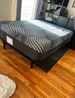 Sealy Posturepedic Plus (Queen size) mattress