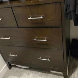 🪑 Modern 5-Drawer Dresser – Dark Wood Finish, Excellent Condition!