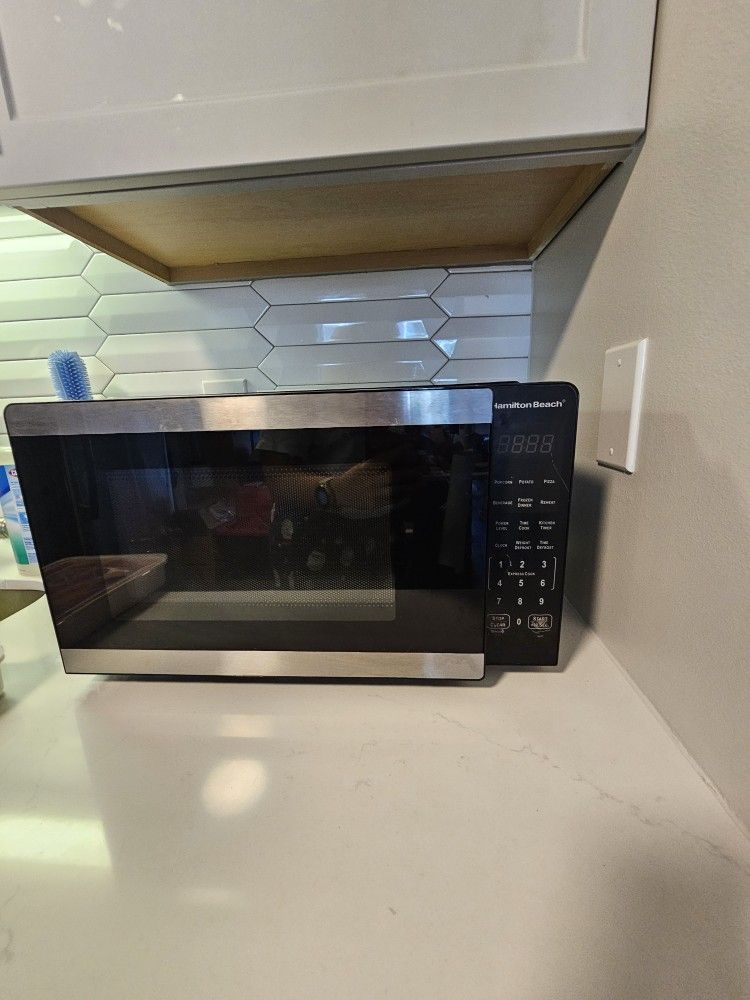 Hamilton Beach 0.9 Cu ft Microwave Oven