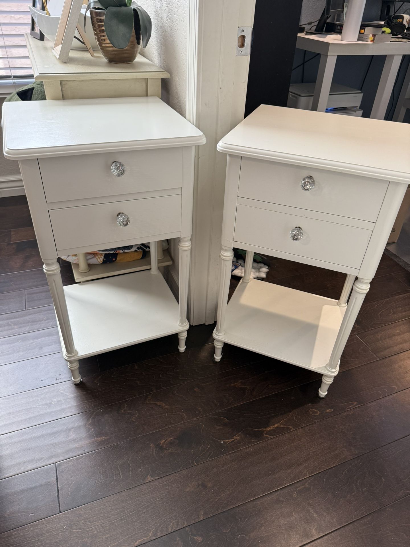 Set Of 2 White Nightstands