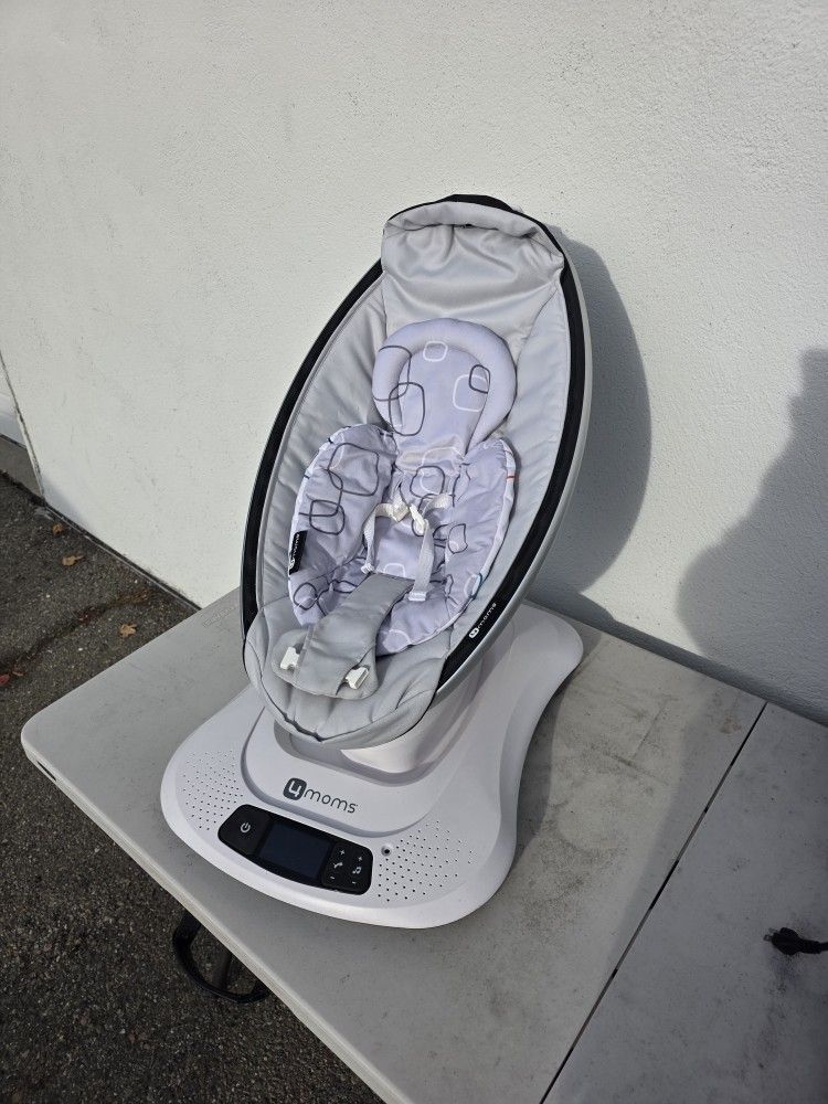 4moms MamaRoo Multi-Motion Baby Swing, with toys very good condition
Missing top arm easy to buy online if needed