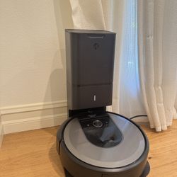 Used iRobot Roomba i8 + Dust Bag