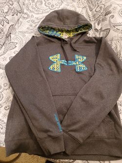 Womens Like new under armor hoodie size medium. Only worn 2 times. 15$