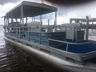 Pontoon boat 28 ft