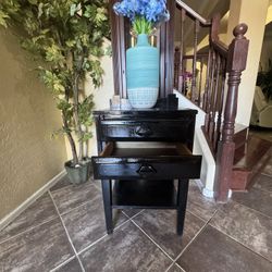 Beautiful Decoration Accent Black Tsble In Excellent Conditions 