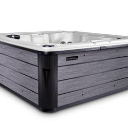 Hot tub PICK UP FRIDAY
