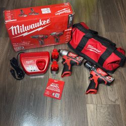Milwaukee M12 12V Lithium-Ion Cordless Drill Driver/Impact Driver Combo Kit with Two 1.5Ah Batteries, Charger and Bag (2-Tool)