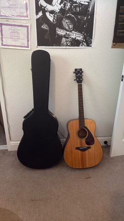 Yamaha FG700S guitar