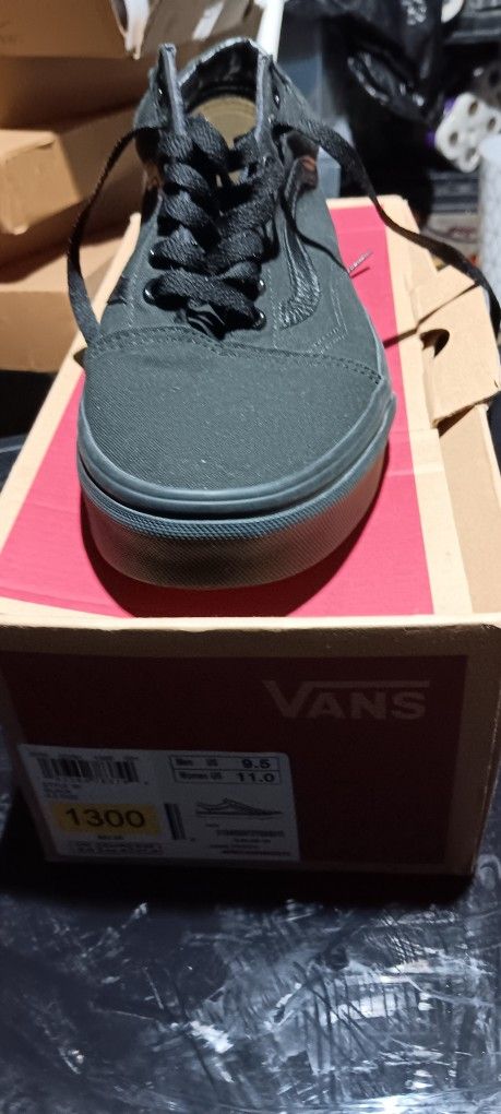 Vans- Blk- Brand New- Size 9.5