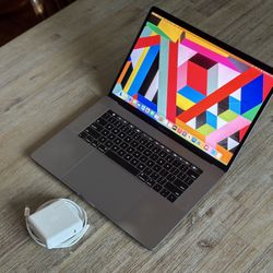 15” MacBook Pro (6Core) i7 - 512gb SSD - 16gb RAM