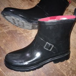 Short rain boots