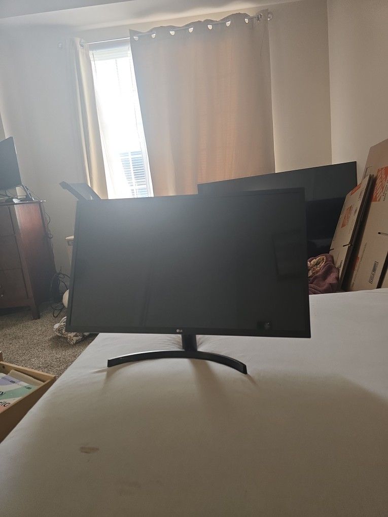 32" LG COMPUTER MONITOR