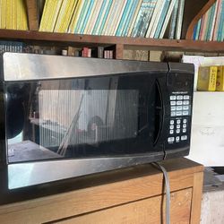 Stainless steel microwave oven. Hamilton Beach 0.9 cubic foot 900W -works terrific!!