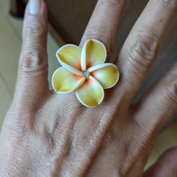 Vintage 1.25" Yellow Plumeria Thumb Ring w 20ss Swarovski AB Crystal Center. Hawaii Tropic Vibes! Unique Find, One of a Kind! 

One Size. 