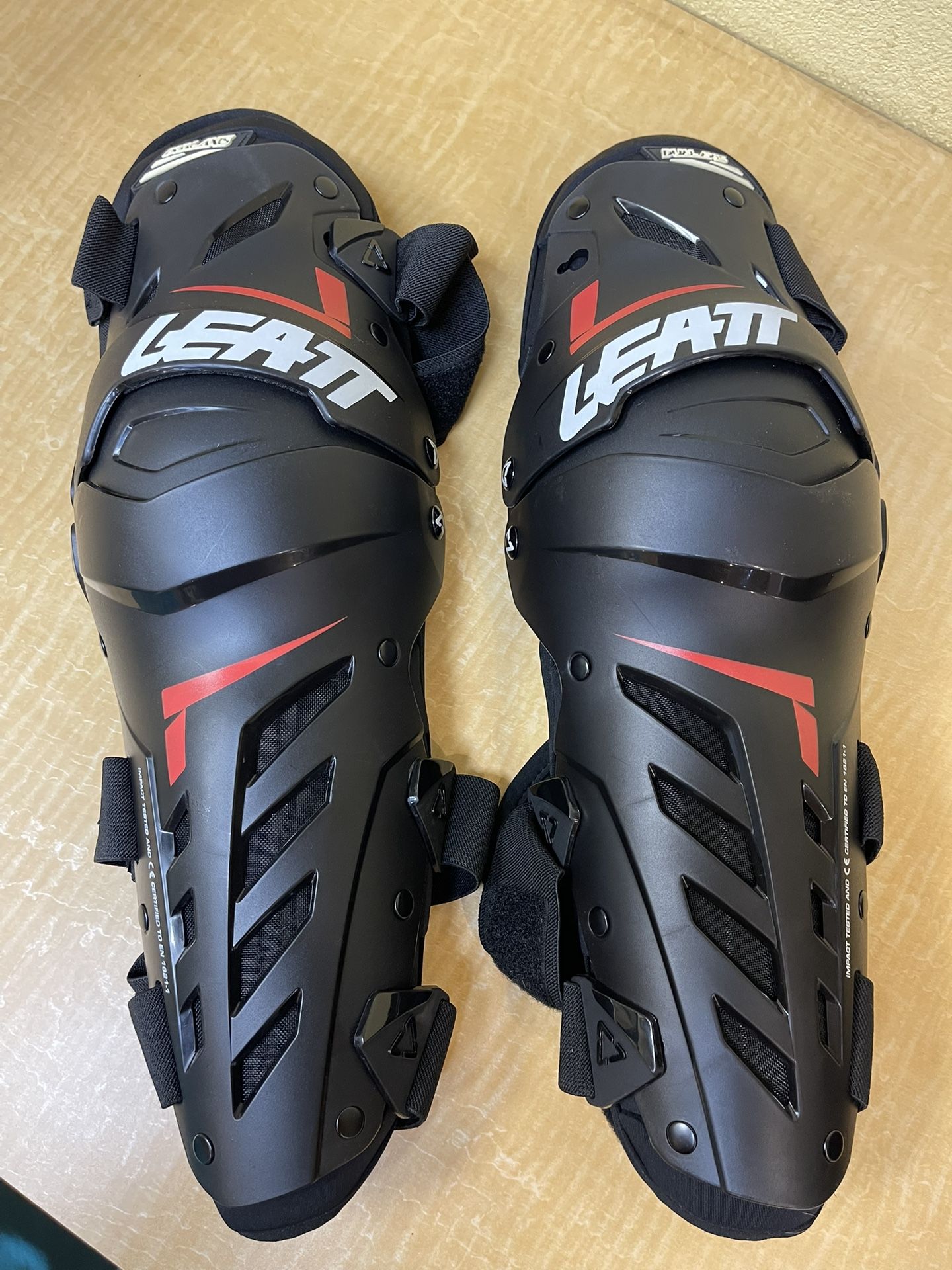LEATT DUAL AXIS knee Pads