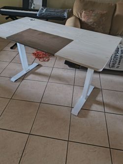 Electric adjustable desk