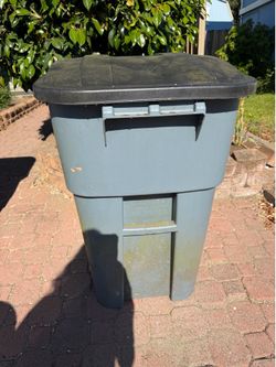 Rubbermaid trash can with wheels